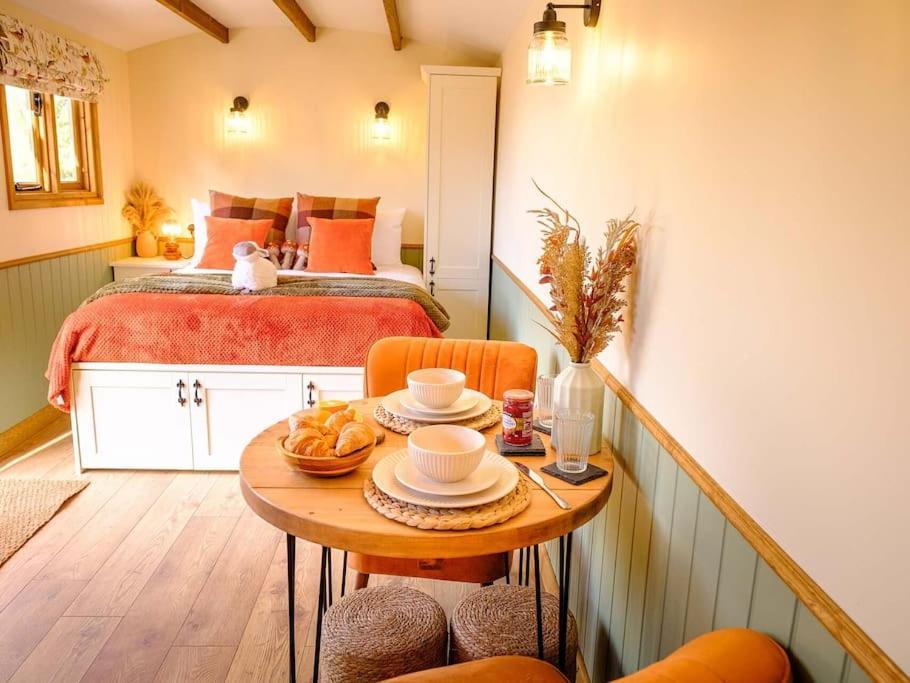 Lintmill Lodges - Heather Shepherds Hut Sorn Bagian luar foto