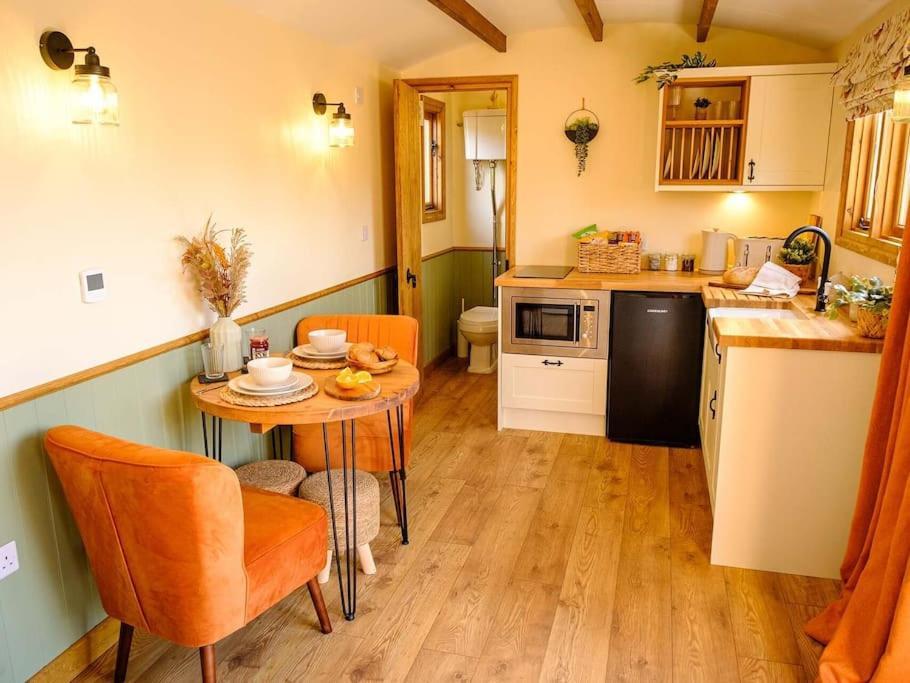 Lintmill Lodges - Heather Shepherds Hut Sorn Bagian luar foto